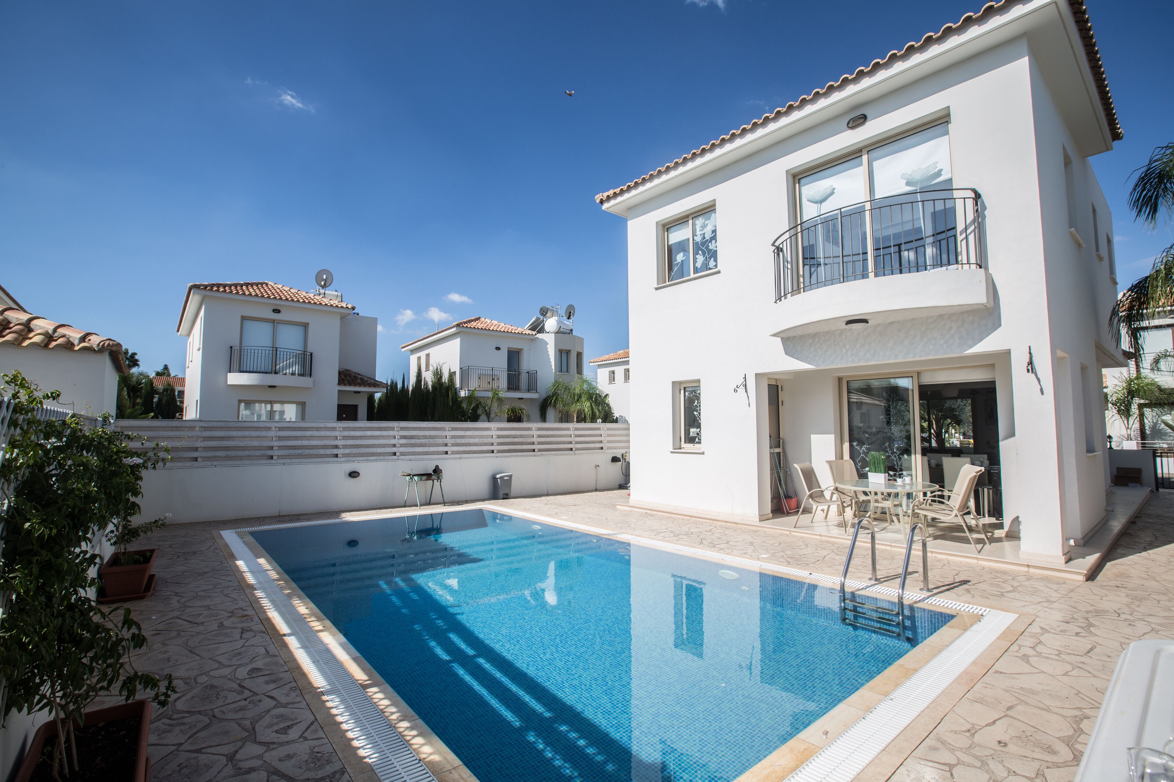 Una piscina al aire libre, una piscina climatizada