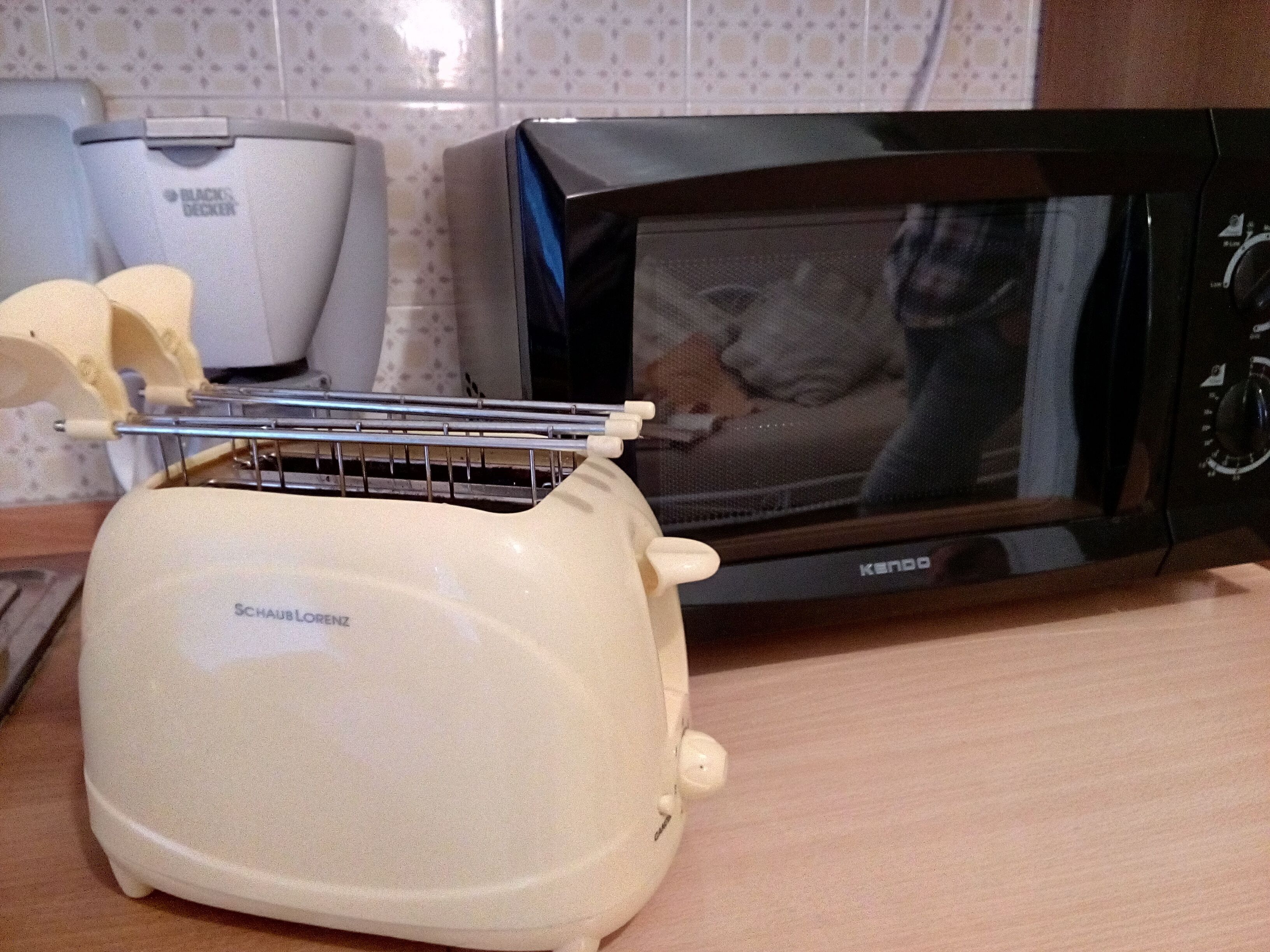 Centrally located two-rooms apartment, 100 mt from sea. Parking. Wi-fi.