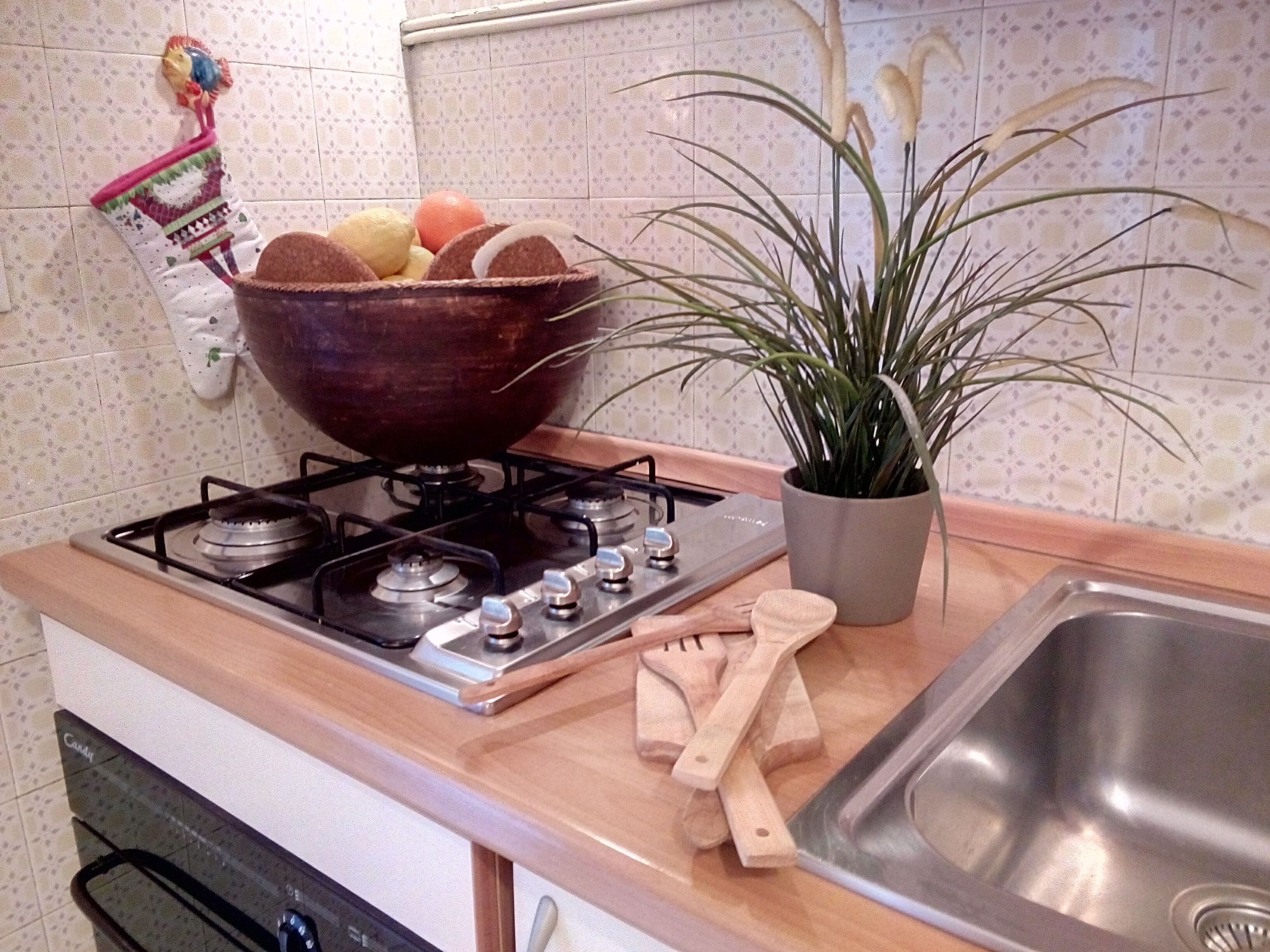 Centrally located two-rooms apartment, 100 mt from sea. Parking. Wi-fi.