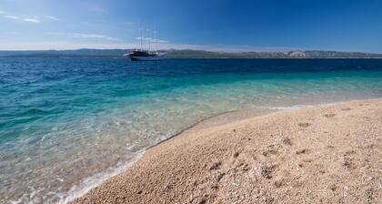 Apartment in Bol with Seaview, Balcony, Air condition, WIFI (5217-9)