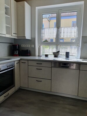 Frigorífico, microondas, placa de cocina y lavavajillas