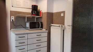 Kühlschrank, Mikrowelle, Herdplatte, Geschirrspüler