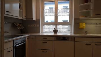 Kühlschrank, Mikrowelle, Herdplatte, Geschirrspüler