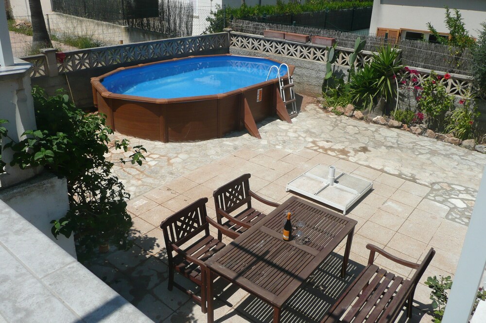 Casa Taronger holiday home for families in a quiet location near the sea