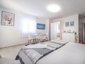 4 bedrooms, iron/ironing board, travel cot, free WiFi