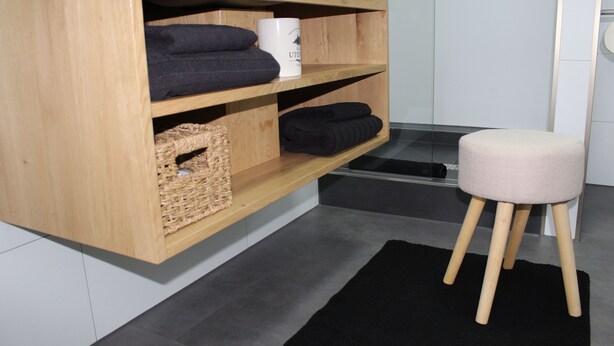 A wooden shelf with folded towels and a white mug. - Apartment Annette Mieth - Apartment (Weitenhagen)