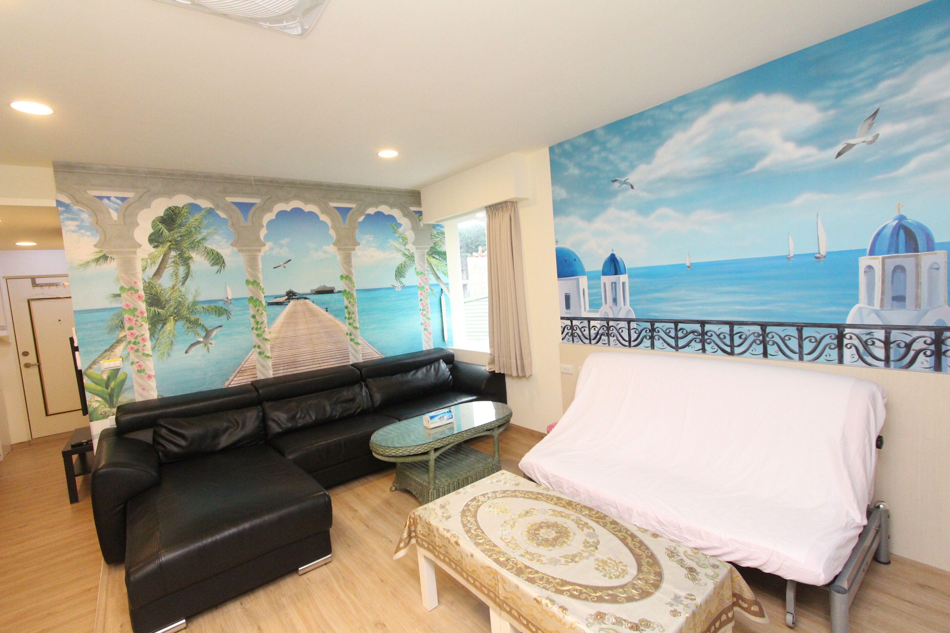 プレミア ルーム ベッド (複数台) 禁煙 | 羽毛の掛け布団、遮光カーテン、WiFi (無料)、ベッドシーツ