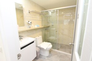 City Quadruple Room, 2 Double Beds, Non Smoking | Bathroom - HF Keelung (Keelung)