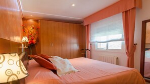 5 bedrooms, iron/ironing board, WiFi, bed sheets