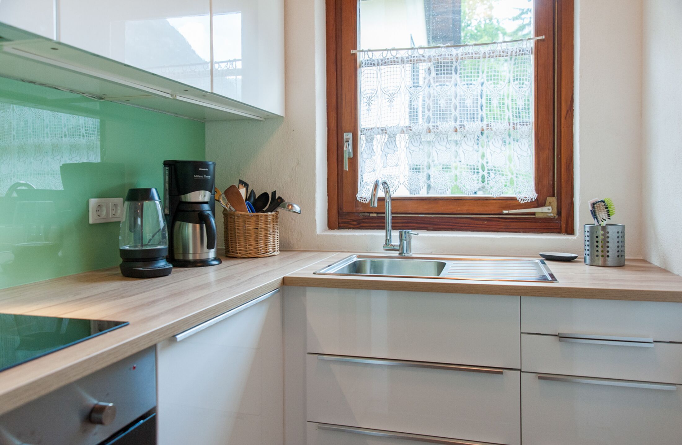 Kühlschrank, Ofen, Herdplatte, Wasserkocher mit Kaffee-/Teezubehör