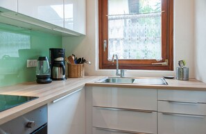 Refrigerador, horno, placa de cocina, cafetera/tetera