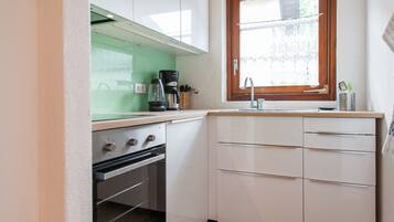 Kühlschrank, Ofen, Herdplatte, Wasserkocher mit Kaffee-/Teezubehör