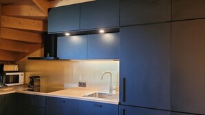 Coffee/tea maker, fridge, microwave, oven