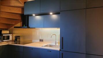 Een koelkast, een microgolfoven, een oven, een vaatwasser