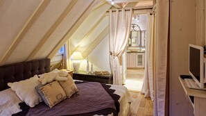 1 habitación, tabla de planchar con plancha y cuna de viaje 