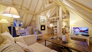 A cozy living room with a fireplace, a dining area, and a kitchen. - The WHITE STORK***** - loft & panoramic views (Riquewihr)