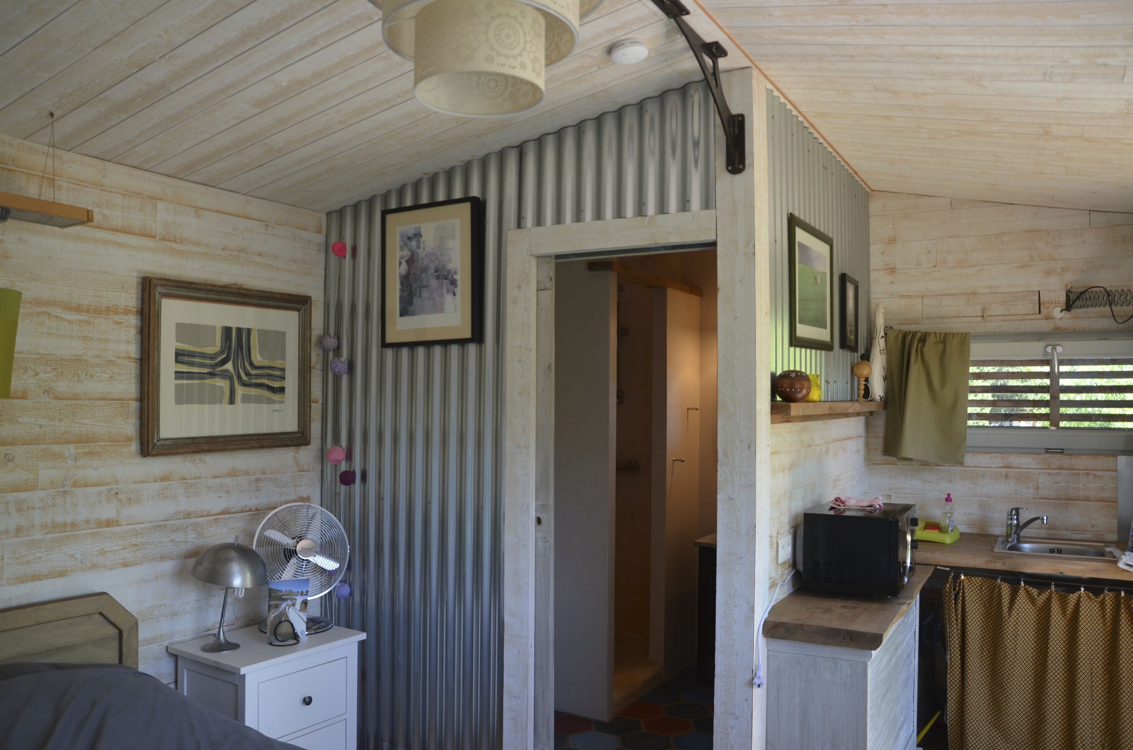 Lodge at Isle sur la Sorgue. Modern cabin in Provence