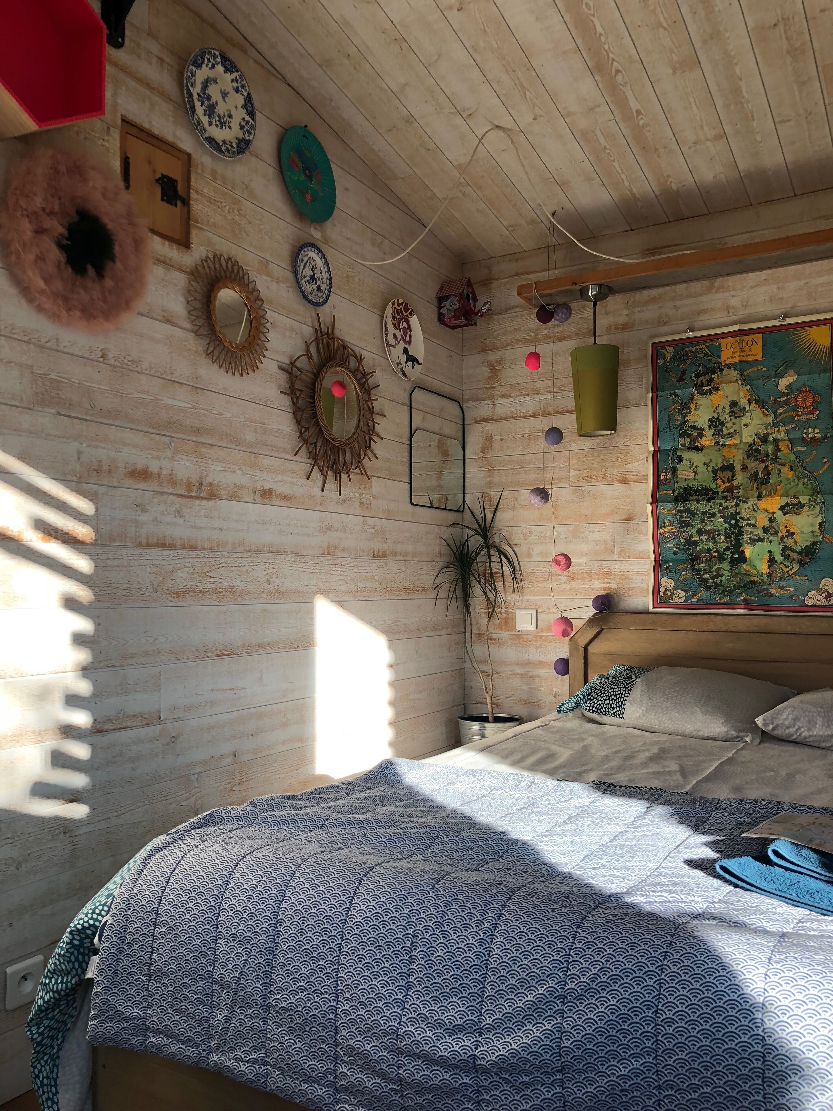 Lodge at Isle sur la Sorgue. Modern cabin in Provence