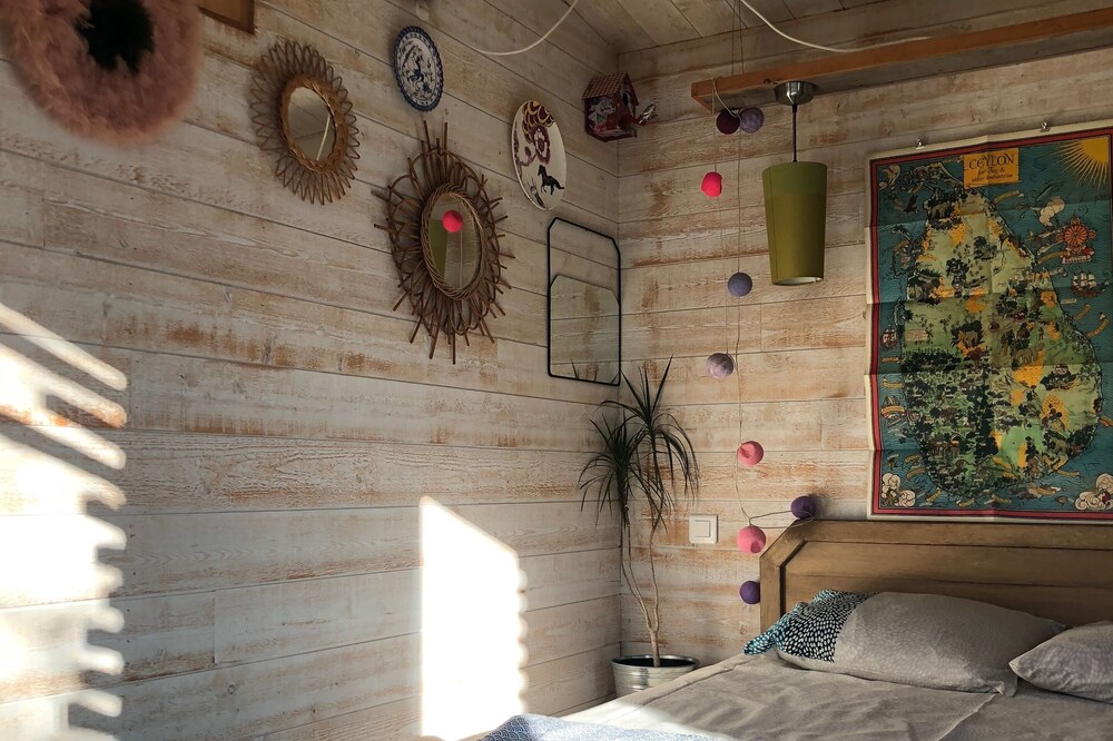 Lodge at Isle sur la Sorgue. Modern cabin in Provence