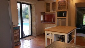 Een koelkast, een magnetron, een oven, een kookplaat