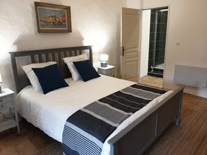 6 slaapkamers, een bureau, een strijkplank/strijkijzer, wifi