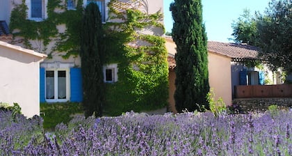 Chambre luxe twin climatisée Glycine-terrasse-Le clos des lavandes