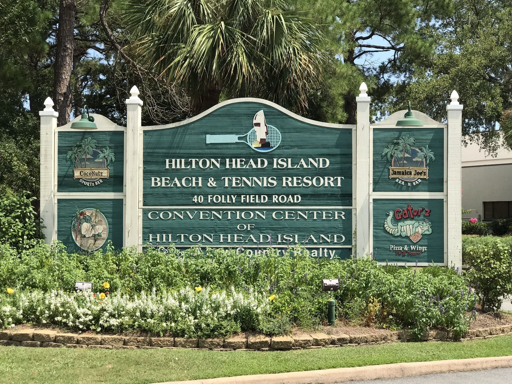 Un panneau indiquant l’emplacement du complexe Hilton Head Island Beach & Tennis Resort, qui comprend le centre de congrès et les commerces situés à proximité.