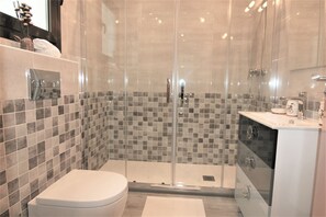 Bathtub, towels