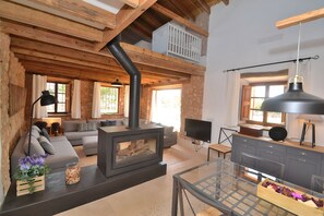 Una televisión, una chimenea