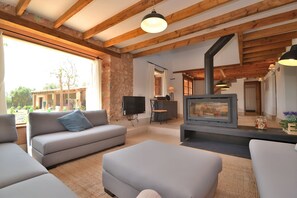 Televisio, takka, pöytätennispöytä