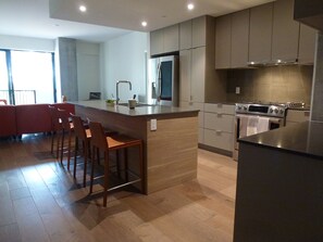 Refrigerador, microondas, horno y parrilla de estufa 