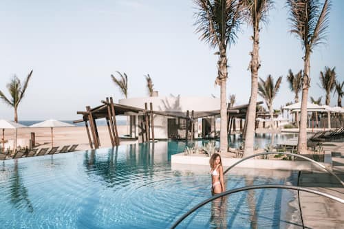 5 outdoor pools, open 8:00 AM to 7:00 PM, pool umbrellas, pool loungers