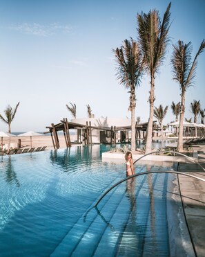 5 piscines extérieures, parasols de plage, chaises longues