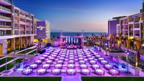 Ein Hard Rock Hotel mit Bühne und Außenbereich.
