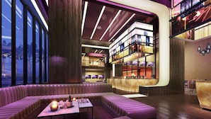 Ein modernes Interieur mit einer Sitzecke, einer Bar und Blick durch große Fenster.