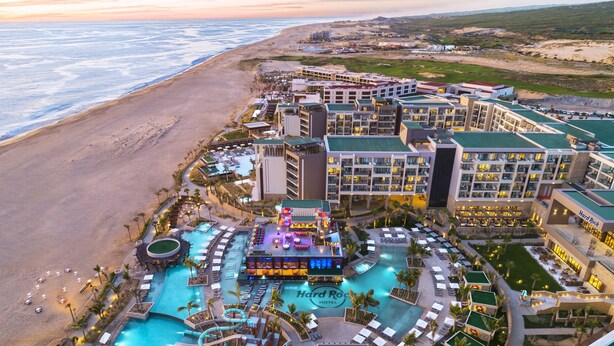 Ein Resort mit mehreren Schwimmbecken, einem Strand und einem Hard Rock Hotel.