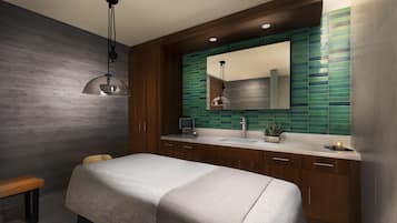 Un baño moderno con un espejo grande, armarios de madera y un banco.