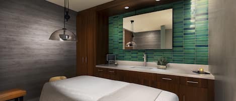Un baño moderno con un espejo grande, armarios de madera y un banco.