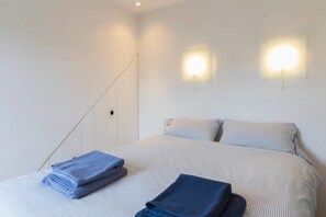 1 habitación, tabla de planchar con plancha, wifi gratis y ropa de cama