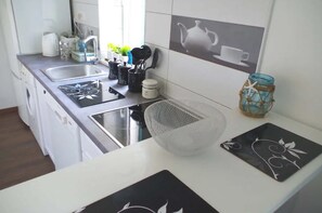 Apartamento luxo, vista para a cidade | Cozinha privada | Geladeira grande, micro-ondas, fogão, cooktop