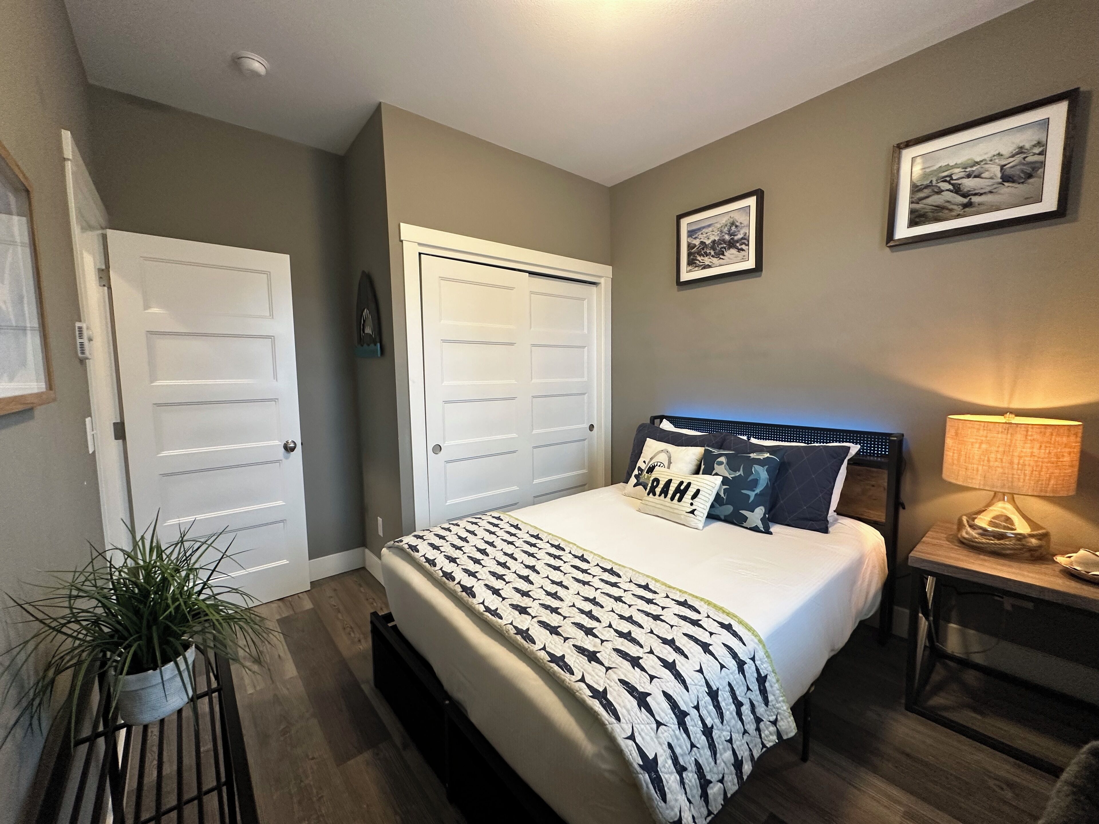 2 bedrooms, internet, bed sheets