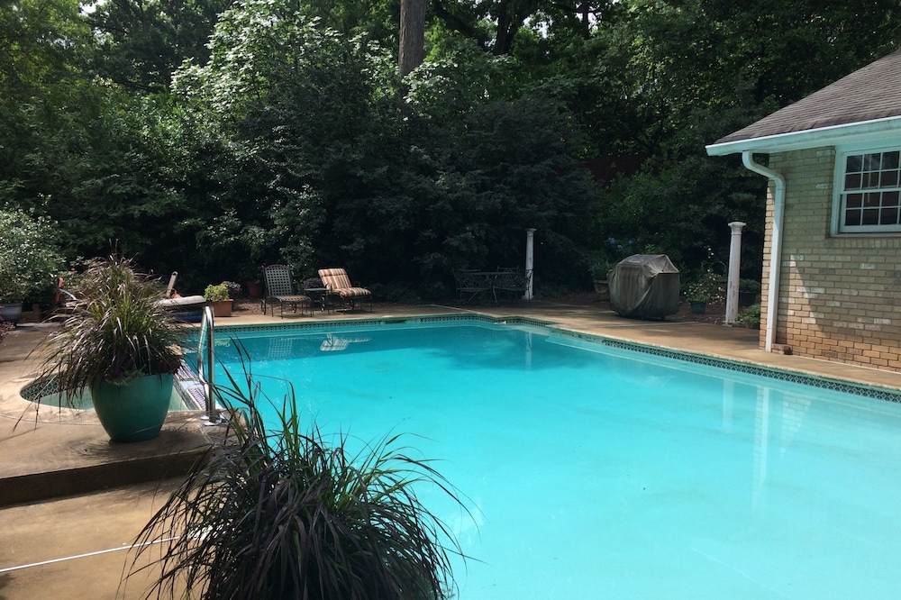 Want privacy, safety serenity - you just found it! 412 sq ft luxury space w pool