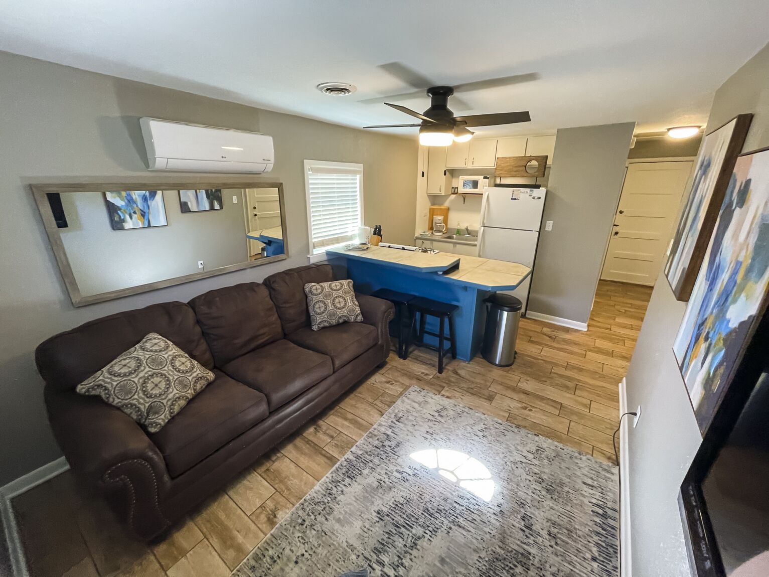 1 Minute Walk to Dickson