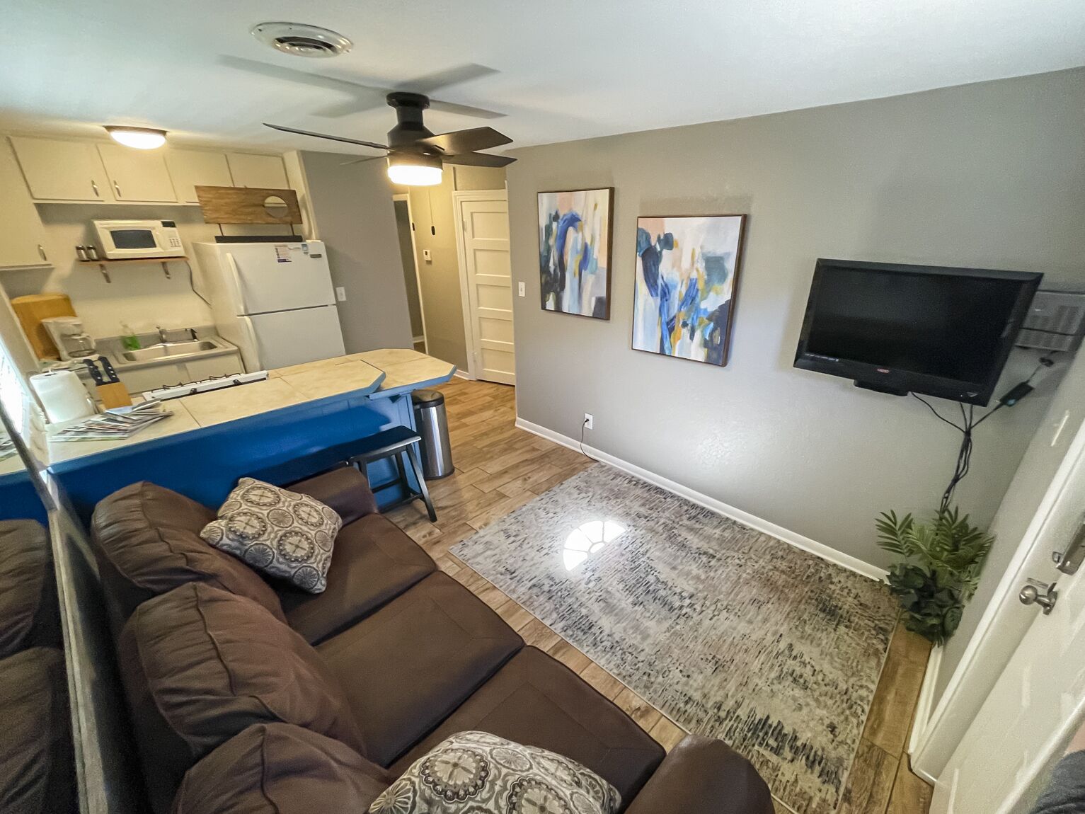 1 Minute Walk to Dickson