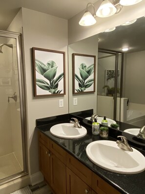 Combined shower/bathtub, jetted bath, hair dryer, towels - Open May 23-27! 2BR/2BA w/Bunks, Beach Chair Svc Incl. Beautiful balcony views! (Panama City Beach)