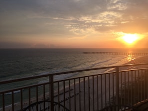 On the beach, sun-loungers - Open May 23-27! 2BR/2BA w/Bunks, Beach Chair Svc Incl. Beautiful balcony views! (Panama City Beach)