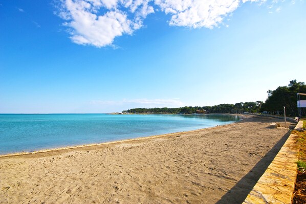 Plage à proximité, chaises longues