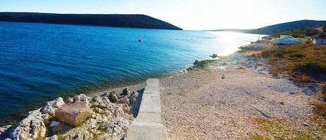 Perto da praia, espreguiçadeiras