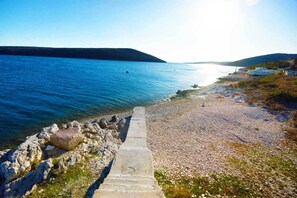 Una spiaggia nelle vicinanze, lettini da mare