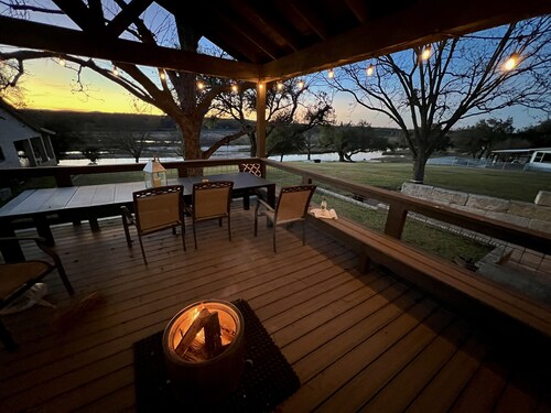 Beautiful, quiet, spacious, comfortable and fun home with LAKE & RIVER access!